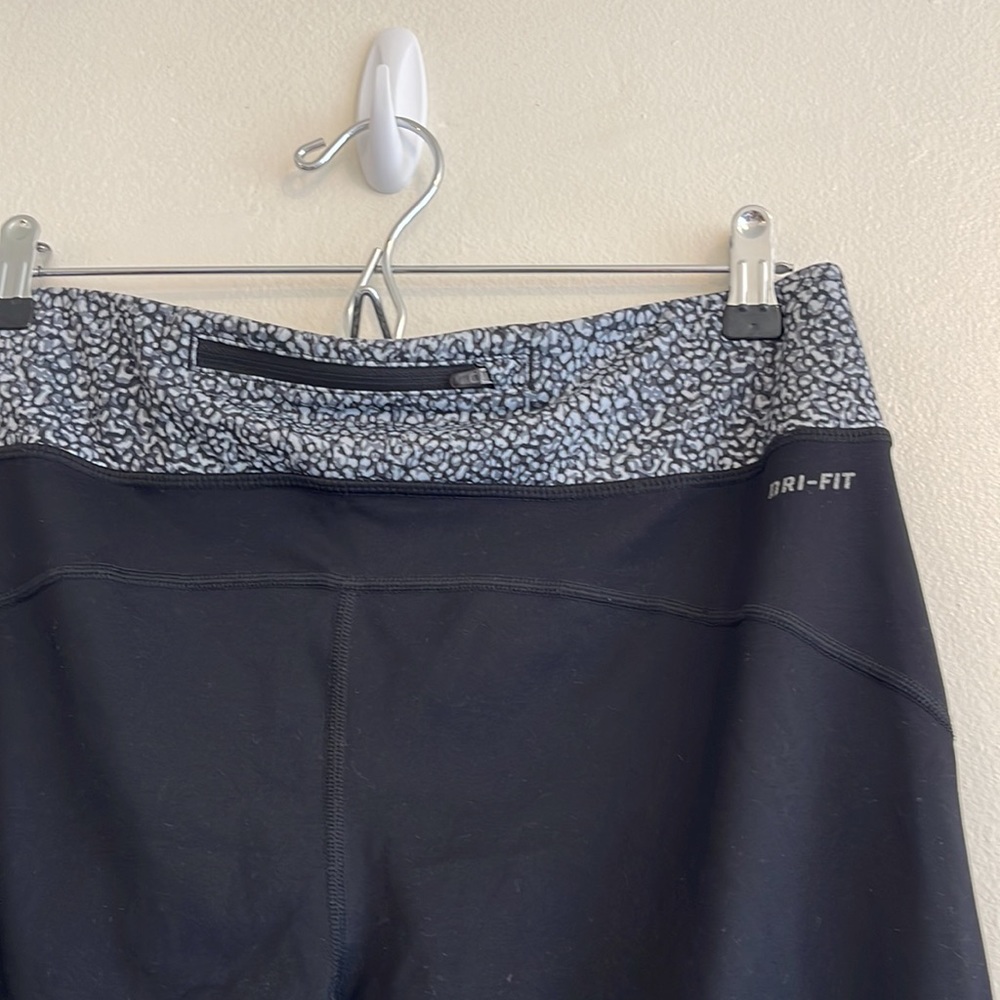๐ Nike Black Leggings | Size Large - Picture 4 of 7